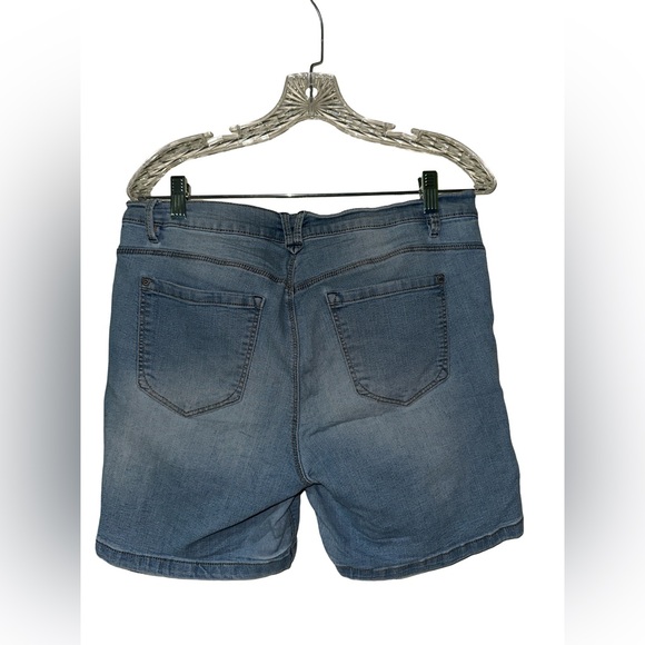 Blue jean short - Picture 3 of 3